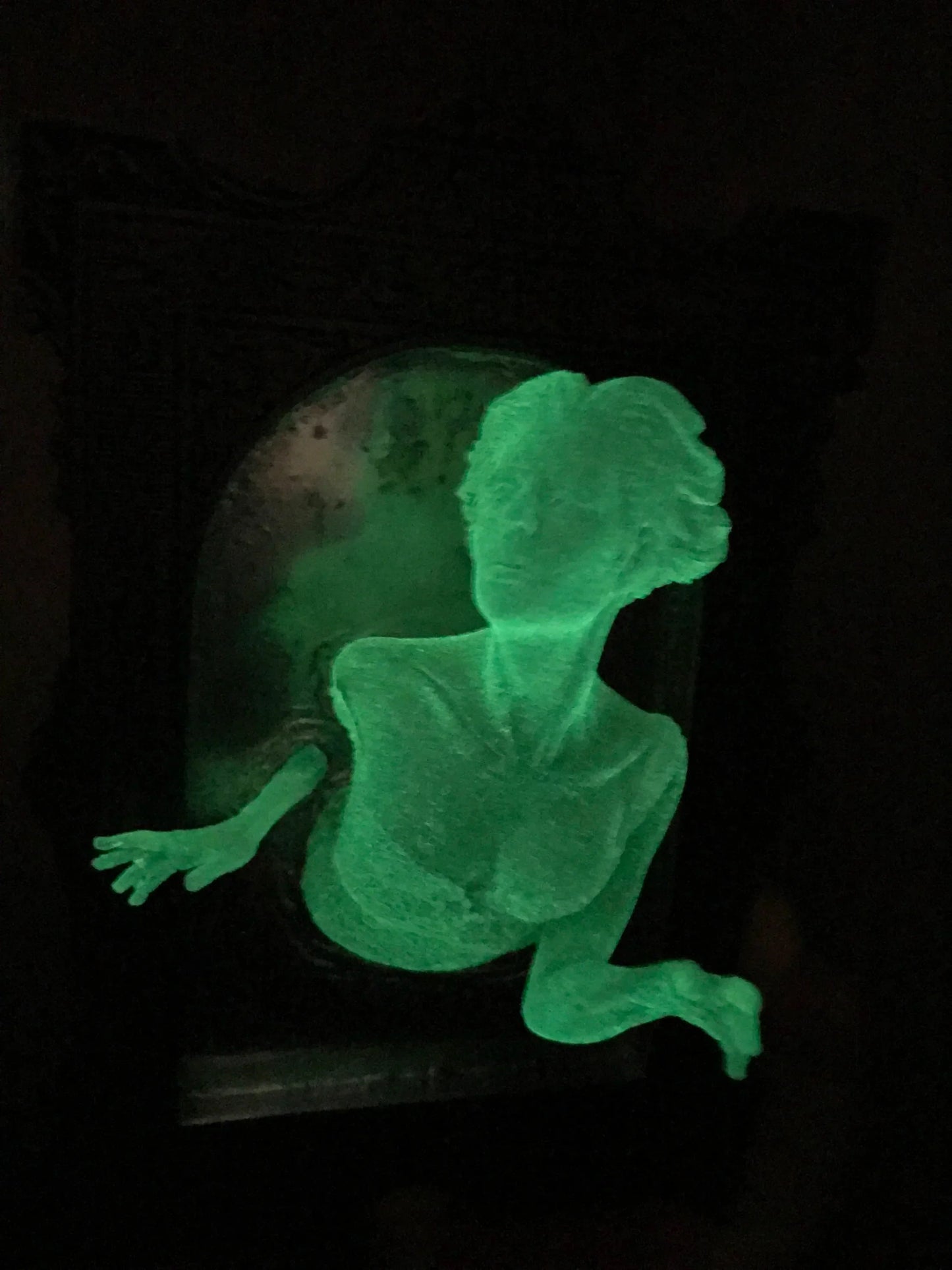 SPOOKY WALL SCULPTURES OFVICTORIAN GHOSTS EMERGINGFROM A MIRROR